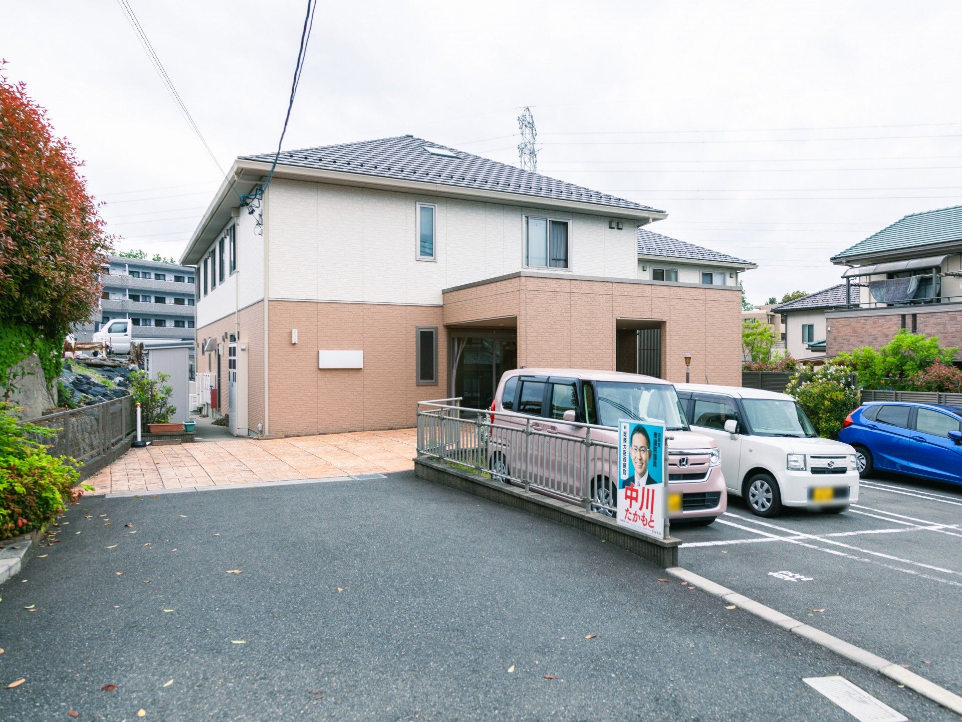 幅にゆとりがある廊下の両サイドに手すりが異なる高さで2本ずつつけられ、居室ドアは引き戸となっている。