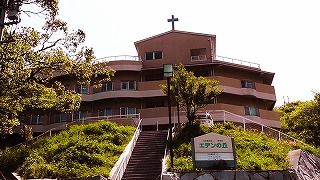 緑に囲まれた建物外観