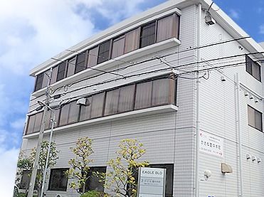 ３階建ての建物は四角く、すっきりとした印象。