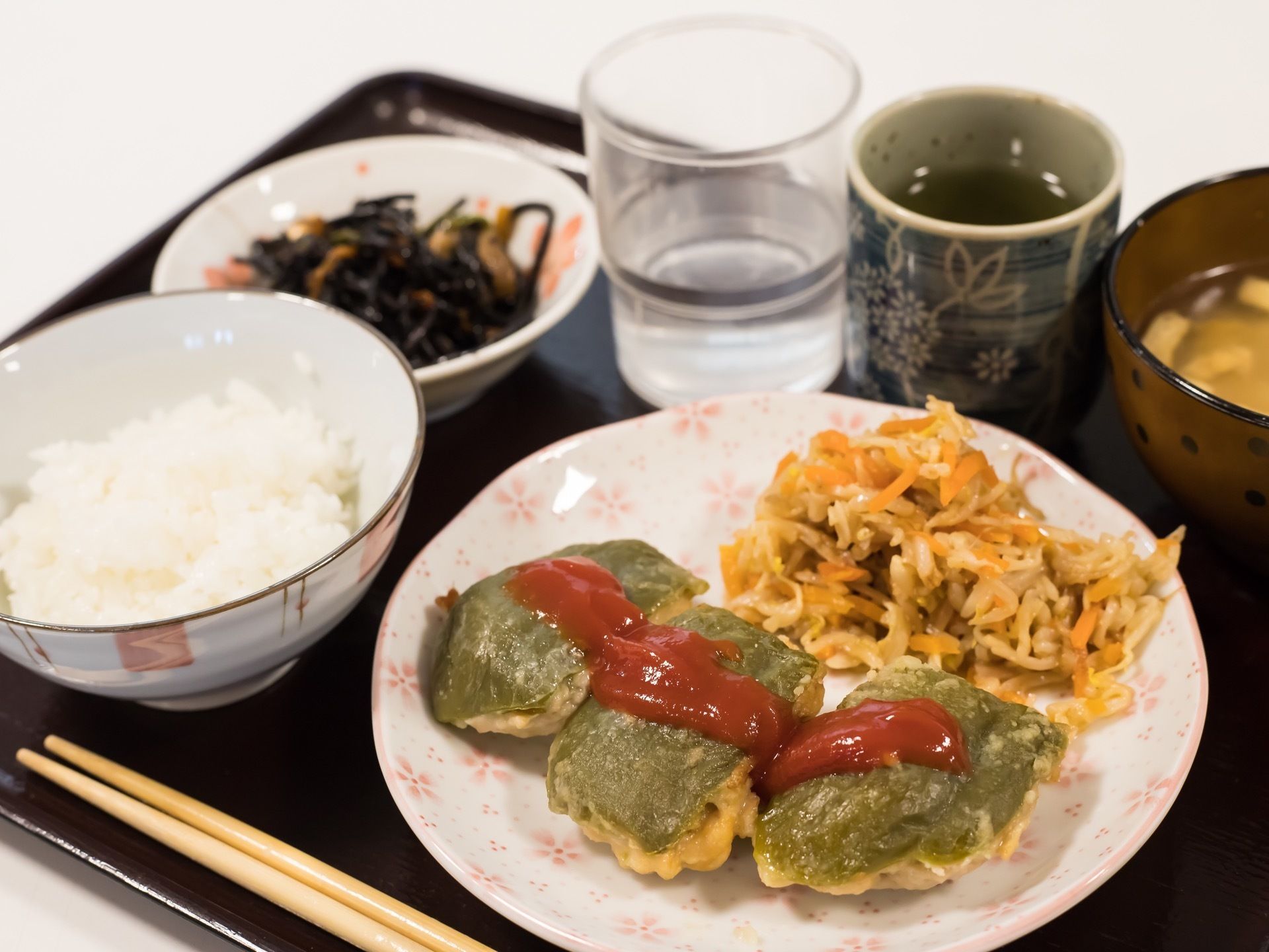 施設で提供されている食事の一例。その日のメニューは、リビングダイニングの一角に置かれたボードに書き出される。