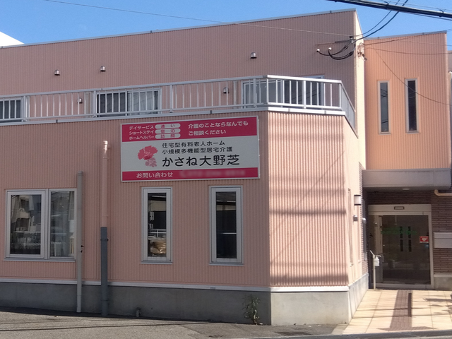 明るい外観の建物外観