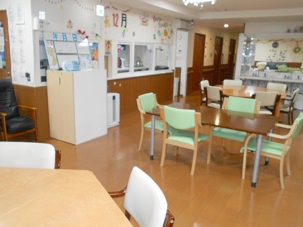 12月の飾りつけがされた共有スペース。家具と家具の間にはゆとりがある。