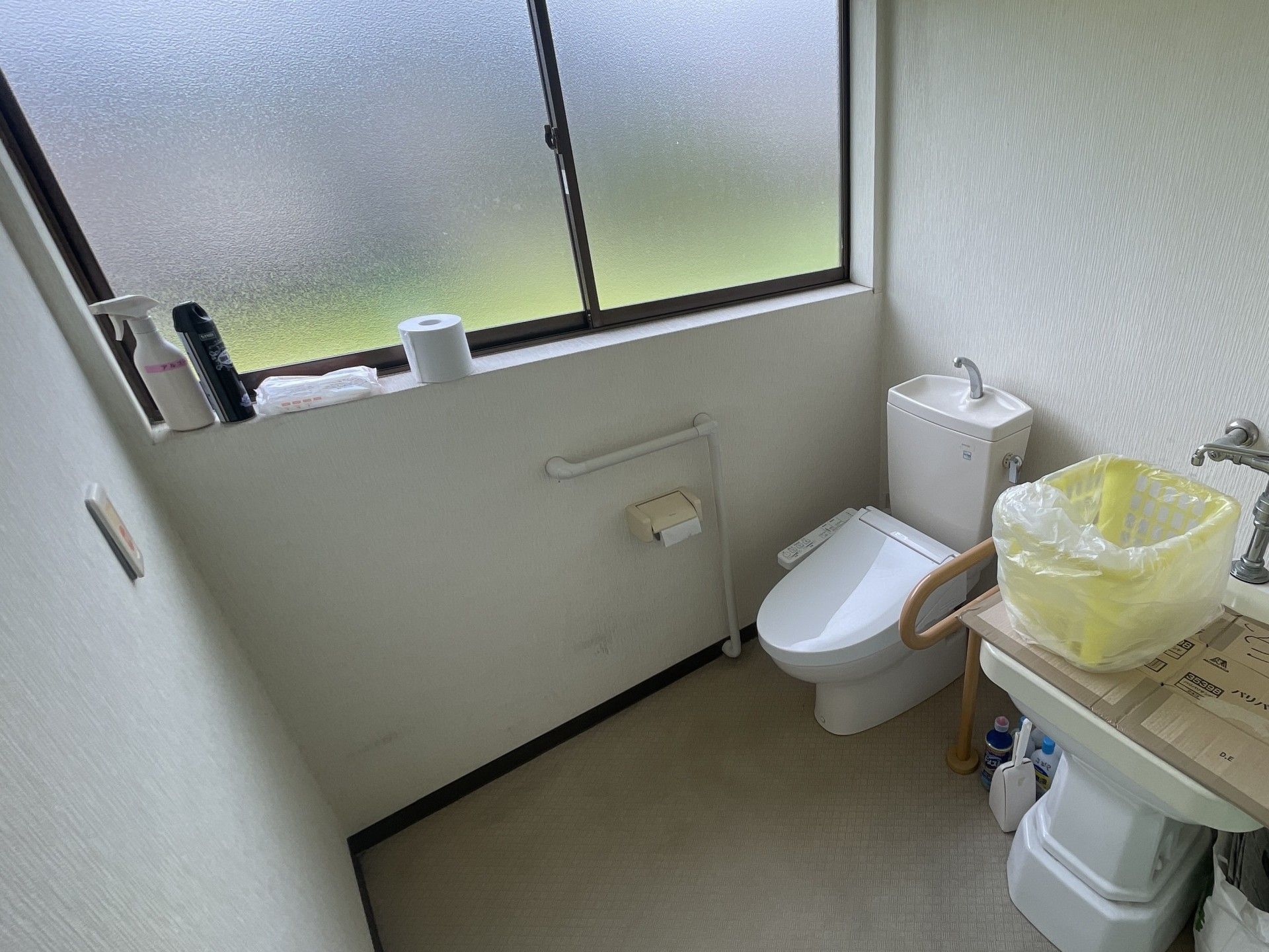 手すり付きのトイレ