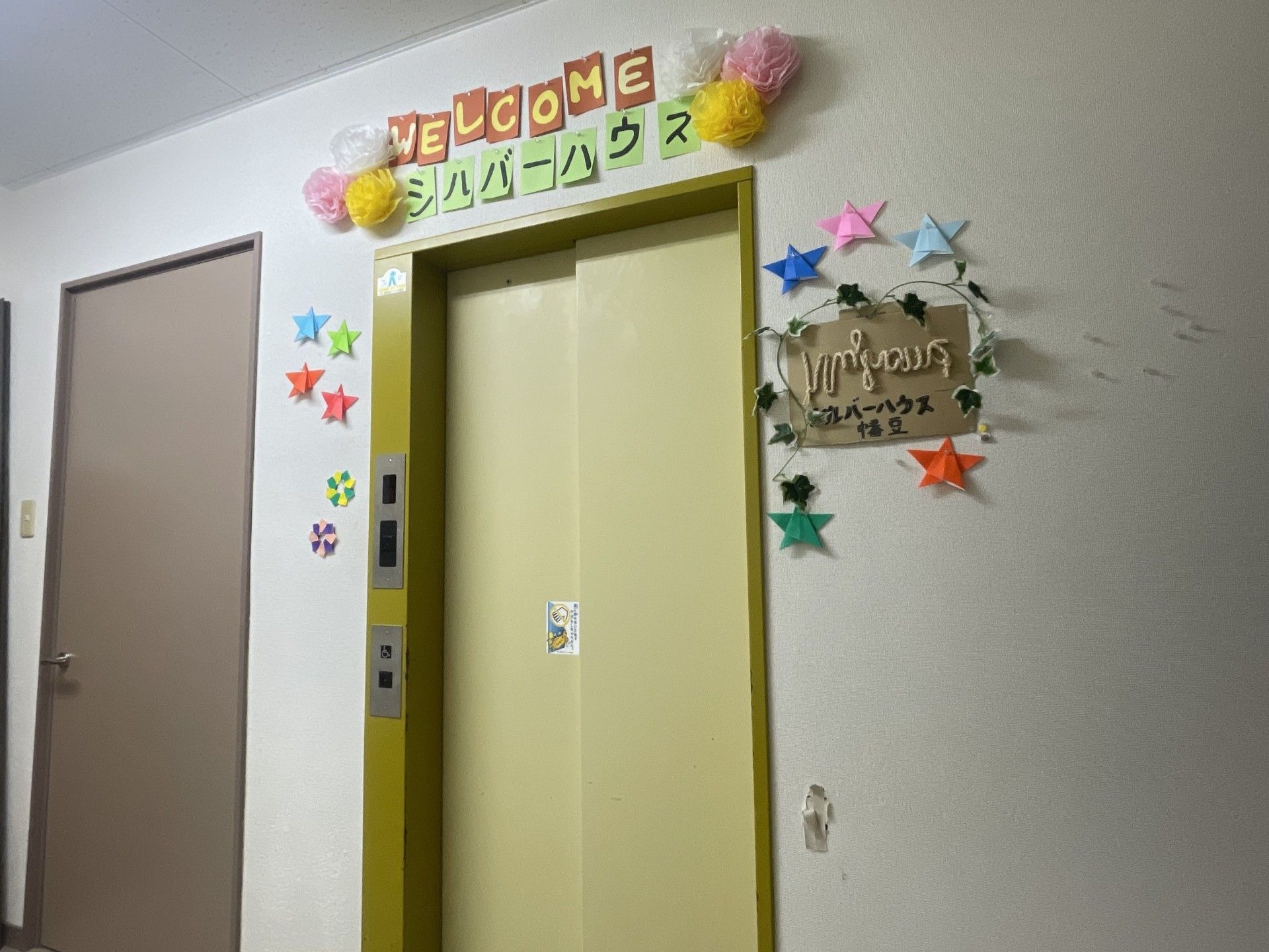 飾り付けられたエレベーター