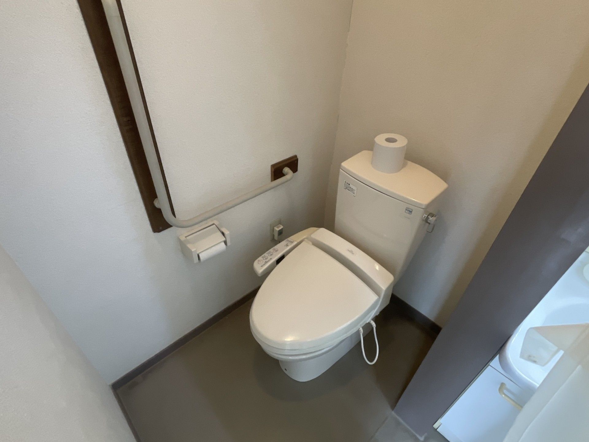 手すり付きのトイレ