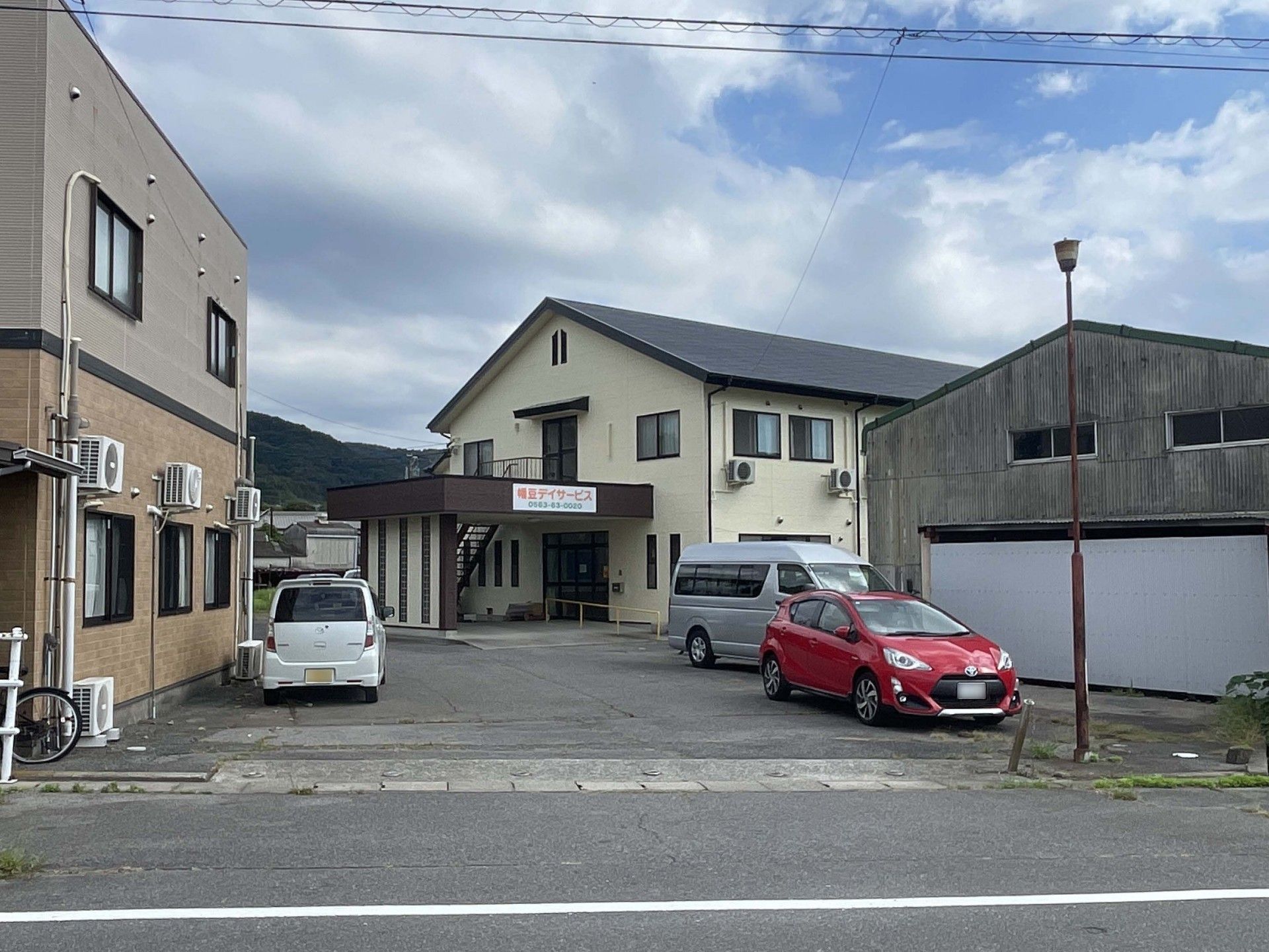 駐車場のある建物外観