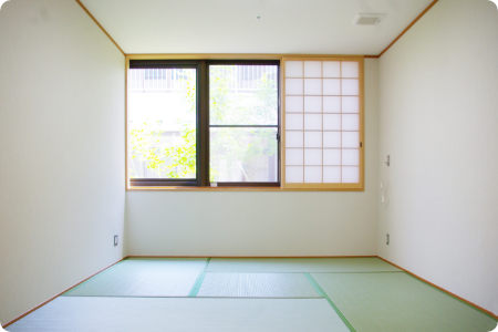 明るい和室の一角