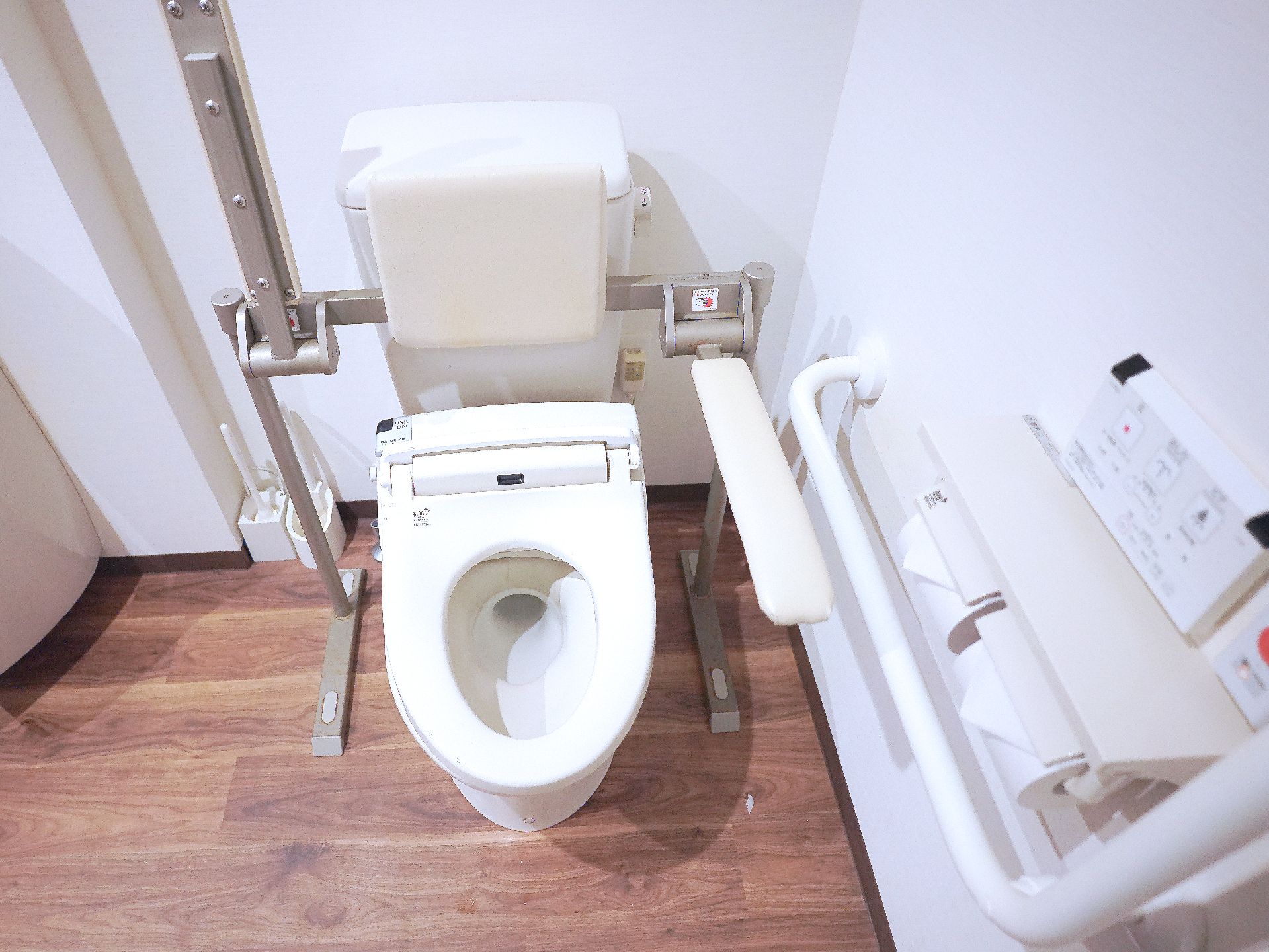 手すりが設置されているトイレ