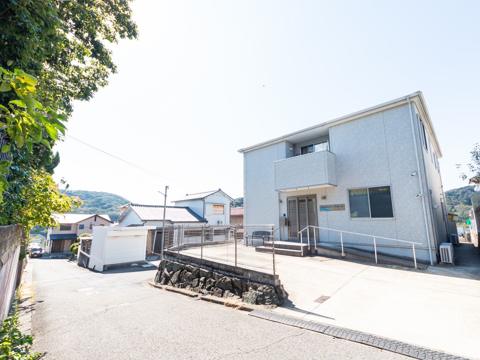 明るい外観の建物