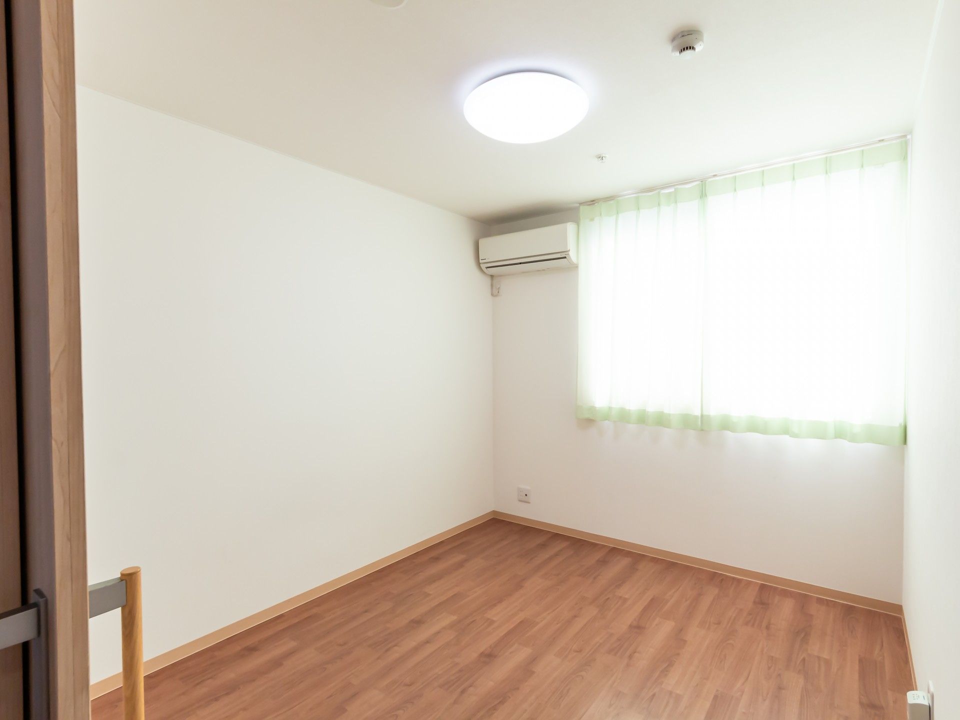 明るい個室の一角