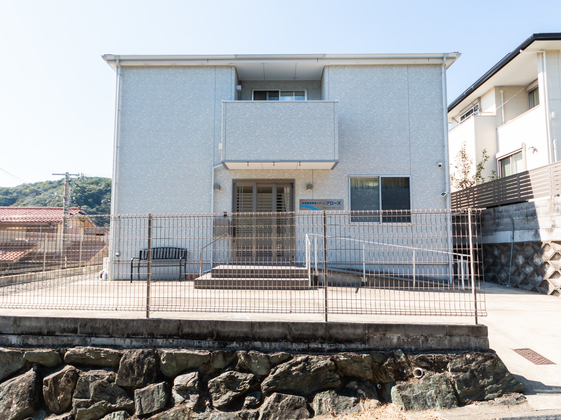明るい外観の建物