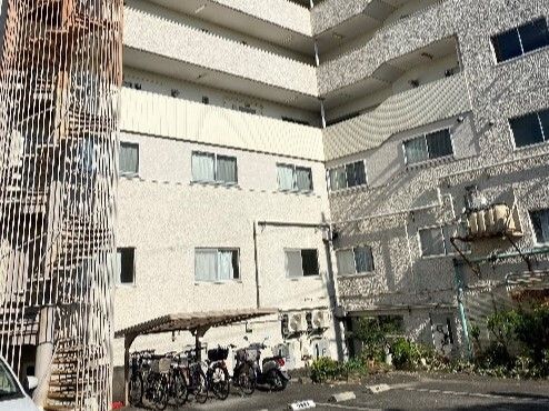 明るい建物外観
