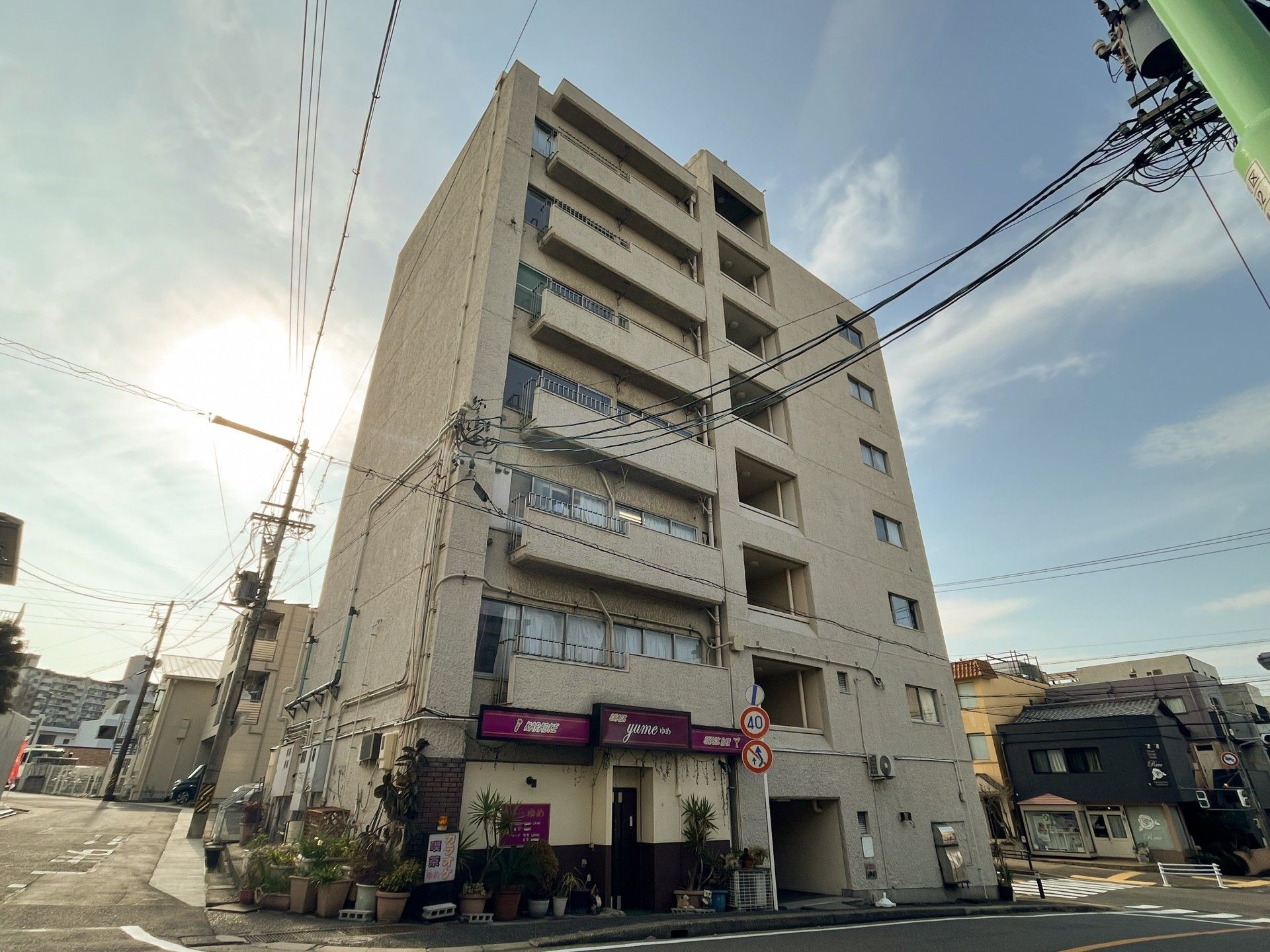 駐車場や駐輪場が付いた大きな建物にはらせん状の屋外階段が設置され、窓もたくさんついている。