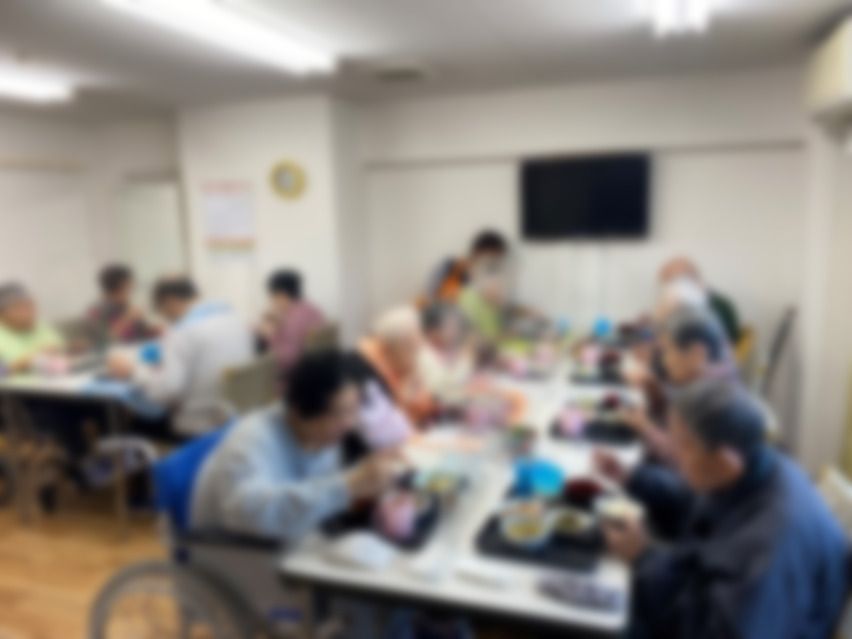 共有ダイニングでの食事