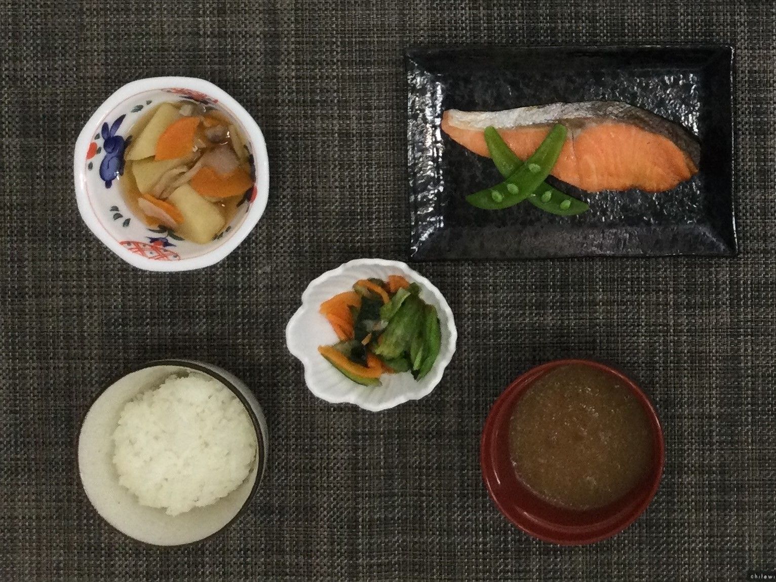 魚や野菜の煮物のごはん