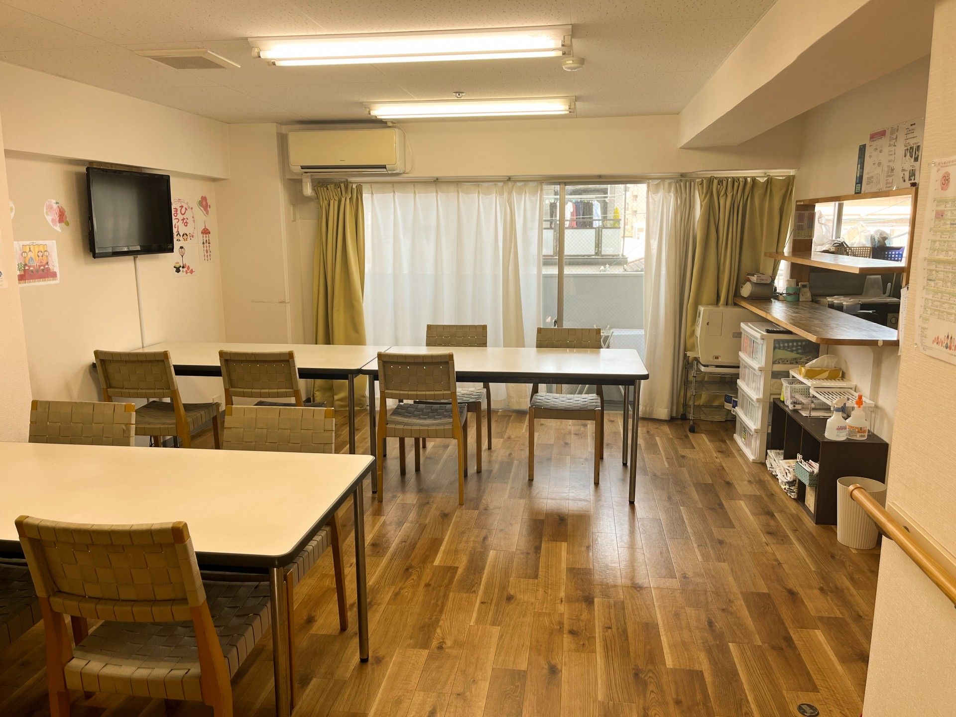 チラシを細長く切ったものを使って何かを作っている高齢者たち。真剣な表情で取り組んでいる。