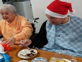 サンタの帽子を被った入居者