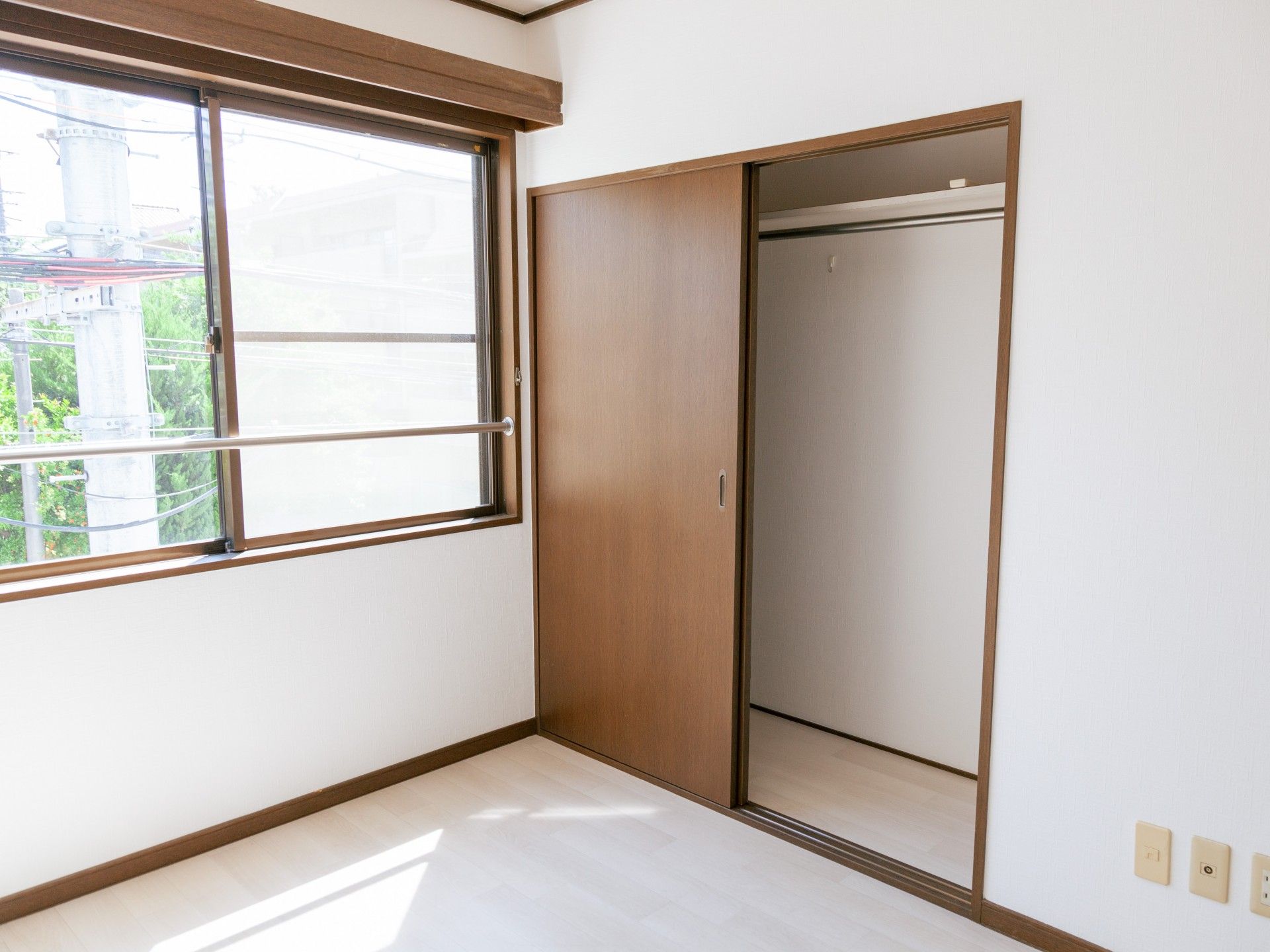 明るい個室の入口