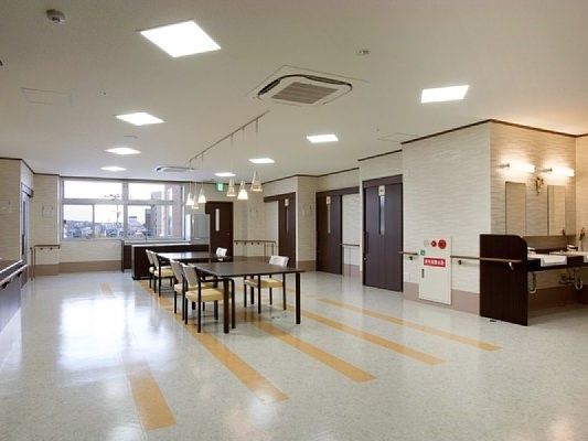 大きな窓が付いた共有スペースは、それぞれの居室のドアを開ければすぐそこにある。