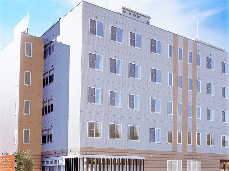 ５階建ての建物は１階部分がブラウンでガラス張りになっている個所もある。