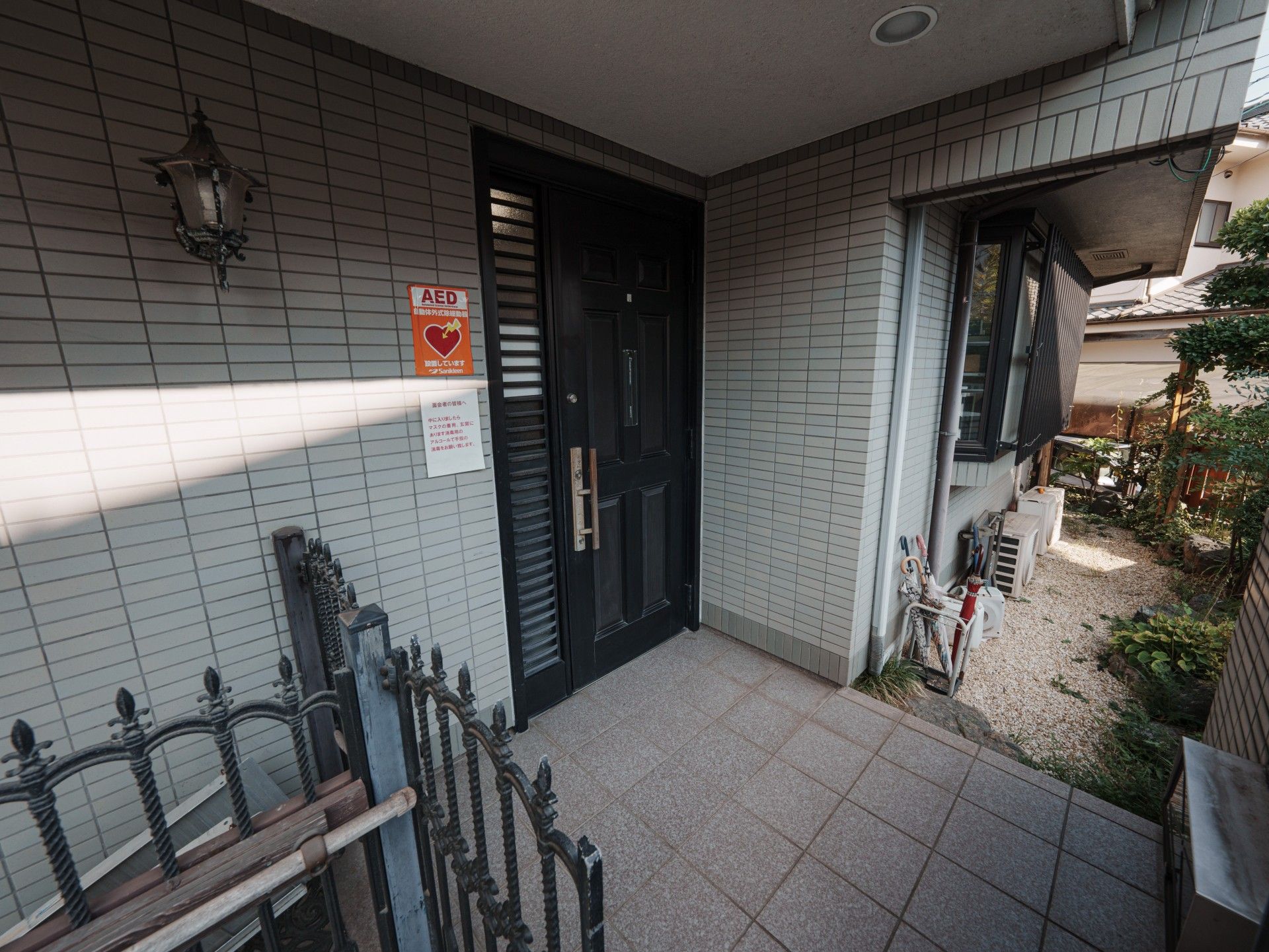 安心のAED完備入口