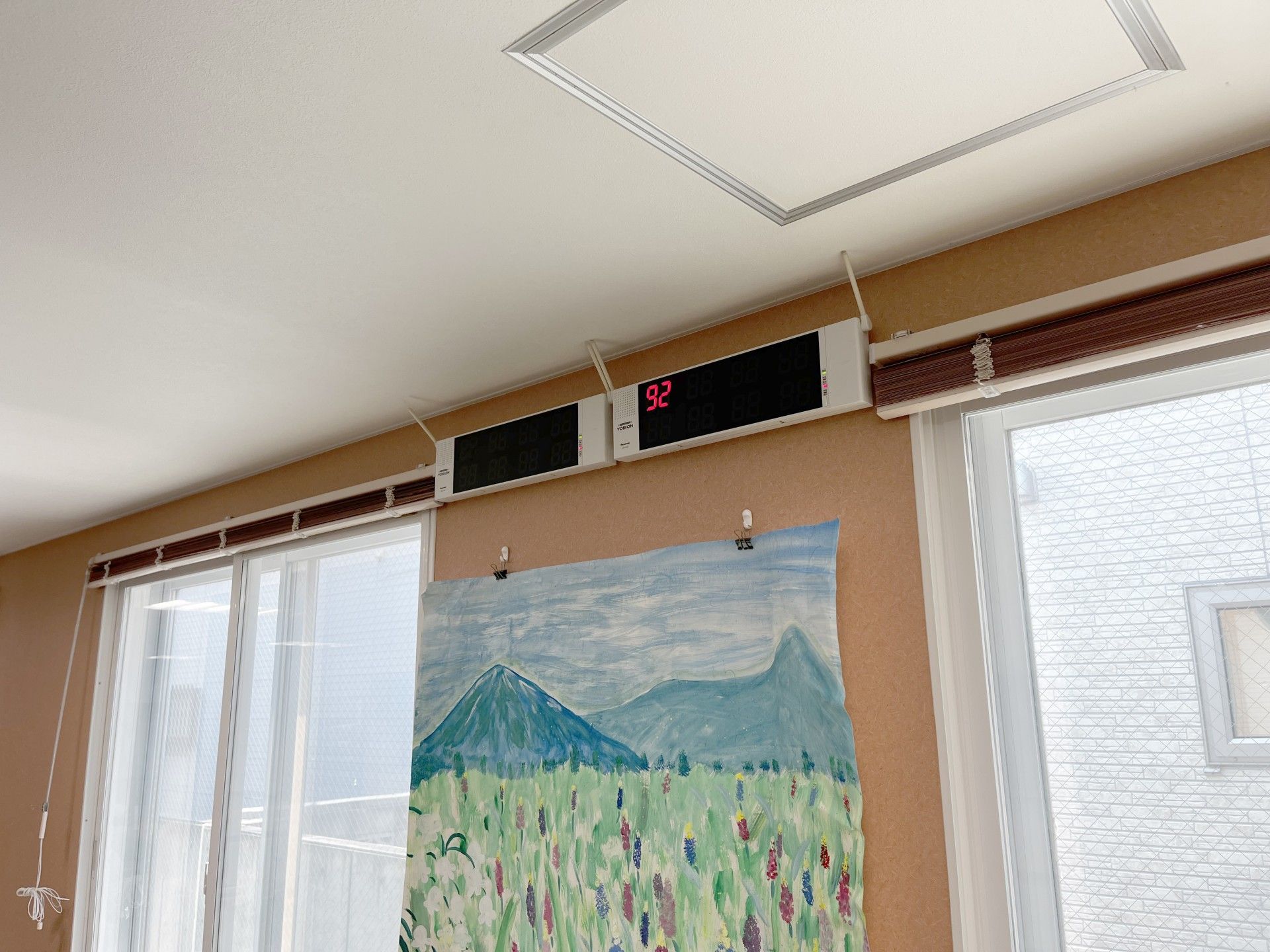 壁に掛けられた絵と時計