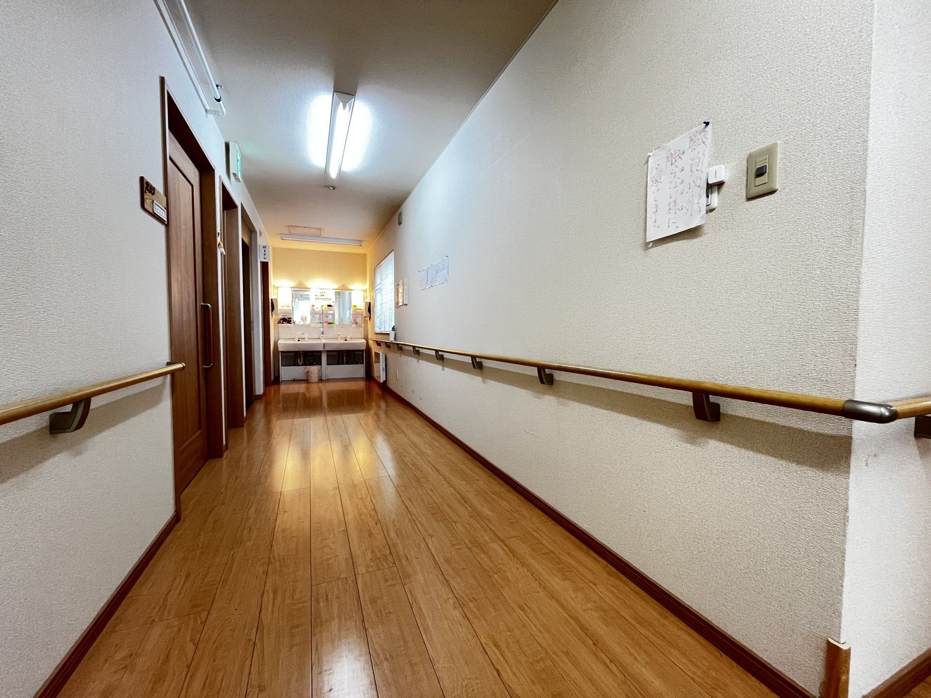 手すり付きの廊下