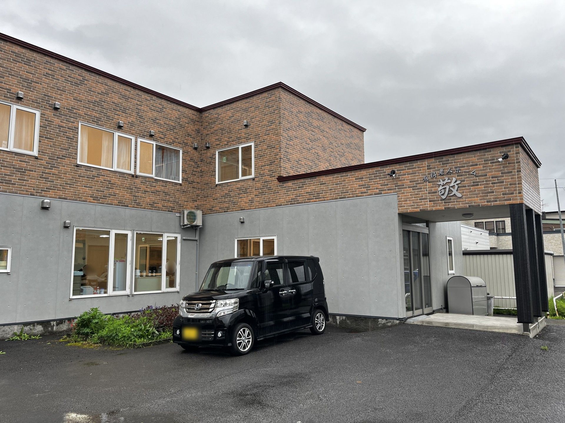 レンガ調の建物外観