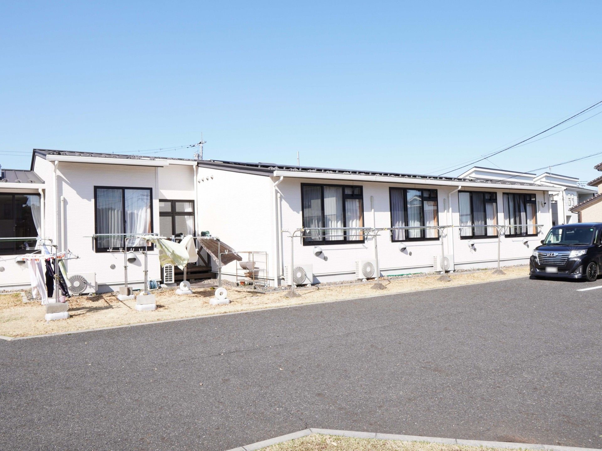 日差しが差し込む建物外観