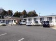 駐車場のある建物外観