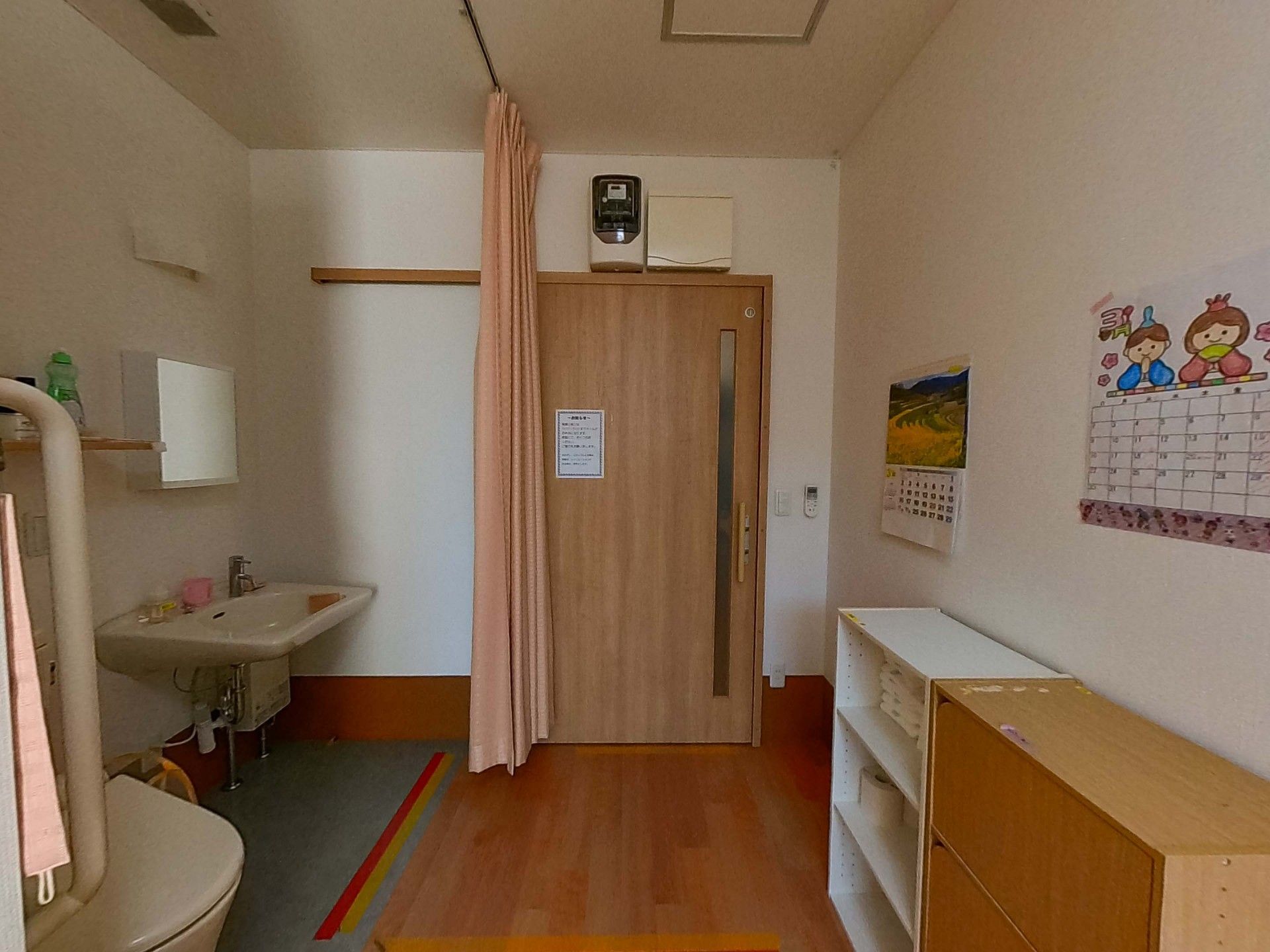 落ち着いた個室の入口