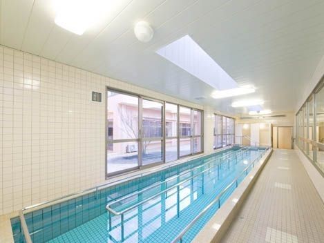 明るい白を基調とした館内に、水色のプールがよく映える。歩行用の長細いプールには手すりもついている。