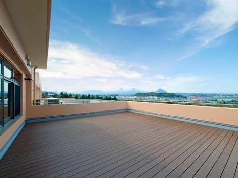 屋根がなく直に青空を眺めることができる広いウッドデッキ。