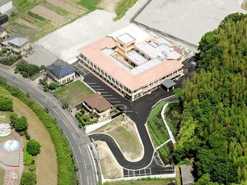 上空から見たホーム周辺。民家や田畑、森などが近くにあり、のどかな風景。