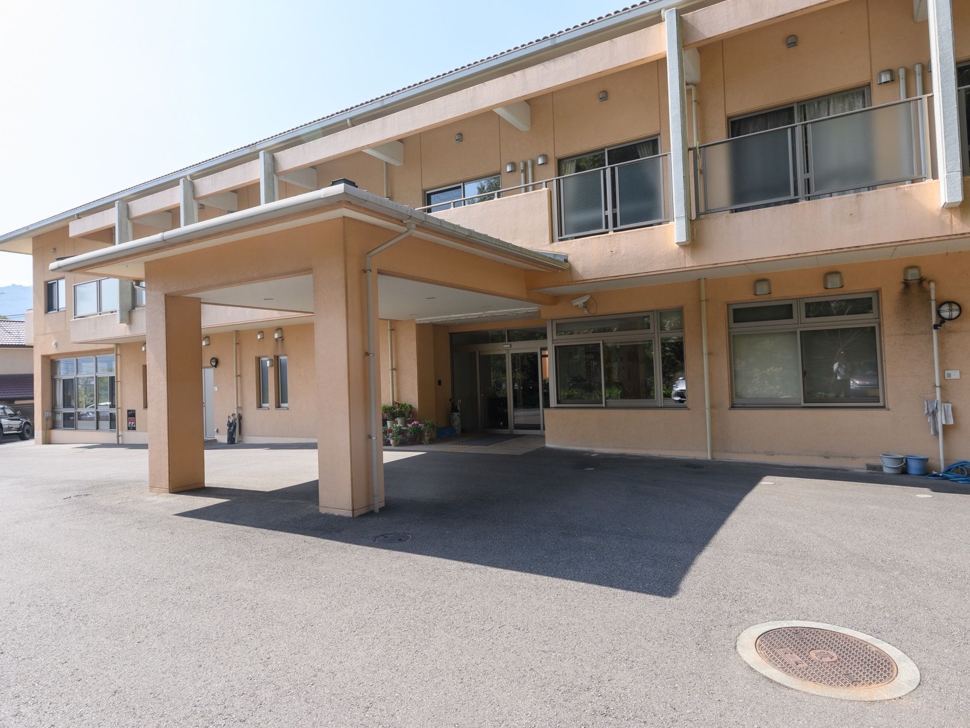 ２階建ての集合住宅のような外観の建物。エントランスは奥まった造りになっているので、中が見えないようになっている。