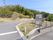 周囲を緑に囲まれ、日を遮る高い建物がないため日当たりがとても良い。駐車スペースが多数設置されているので、気軽に来訪できる。
