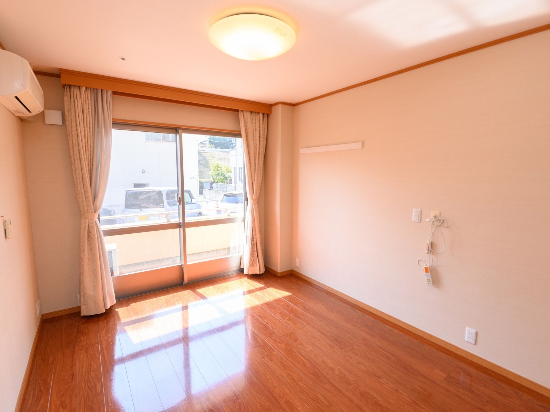居室は１階に位置し、ベランダに面していて日当たりは良好。白い内装でまとめて清潔感があり、過ごしやすい雰囲気になっている。