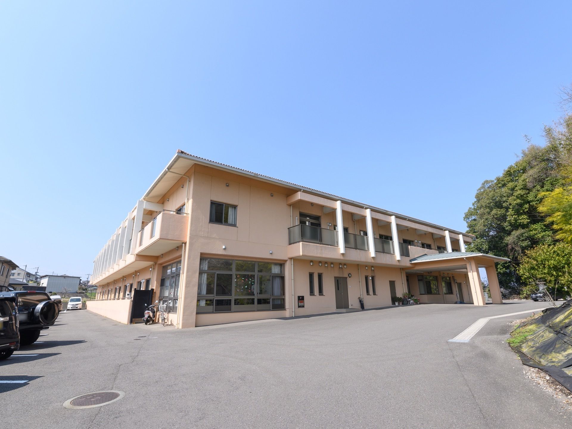 広々とした敷地内にはたくさんの駐車スペースが設けられている。エントランスは車寄せになっているので、移動の負担なく建物に出入りできる。