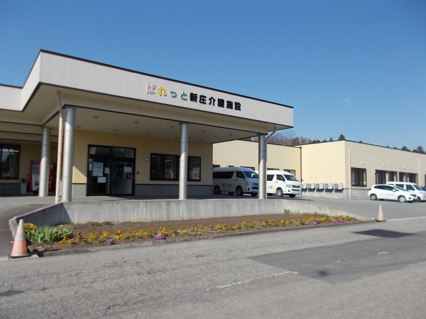 花壇のある建物の外観
