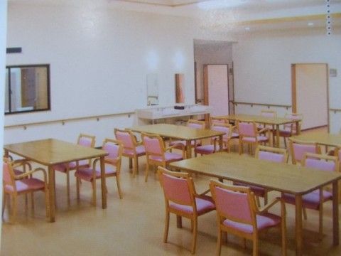 広々とした食事スペース