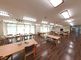 明るい居間の施設内部