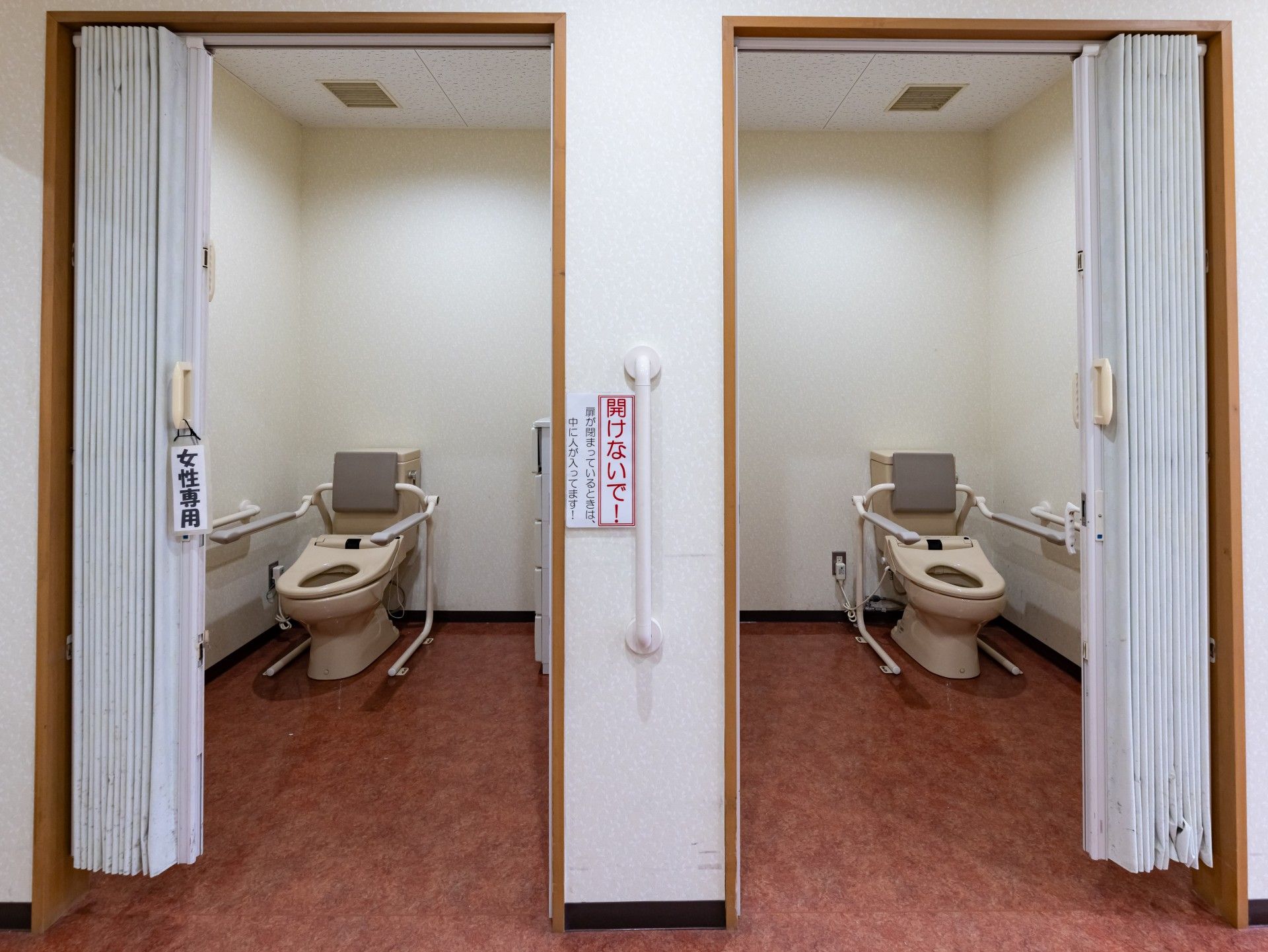 カーテン仕切りのトイレが2つ