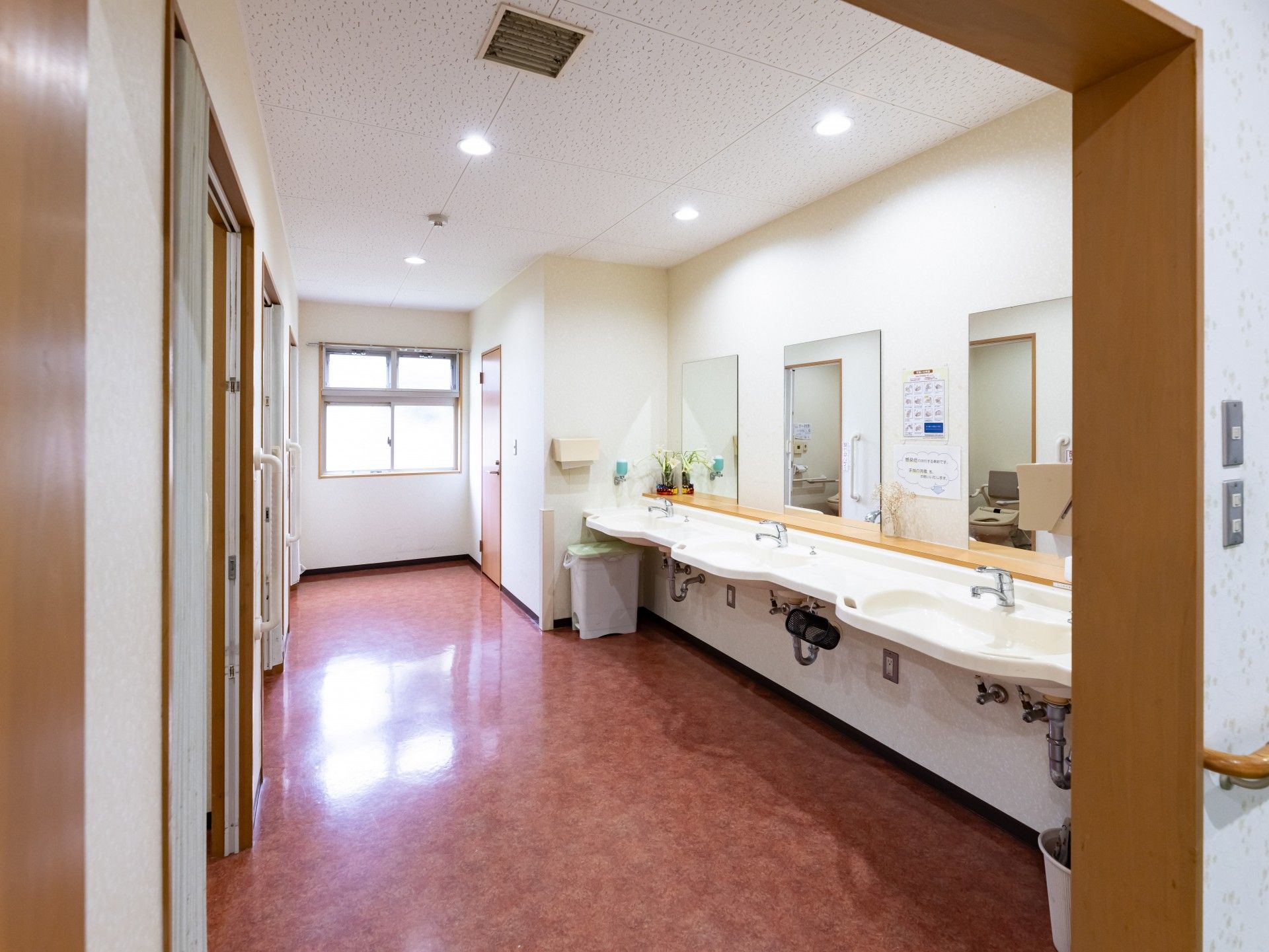 洗面3つとトイレのドア