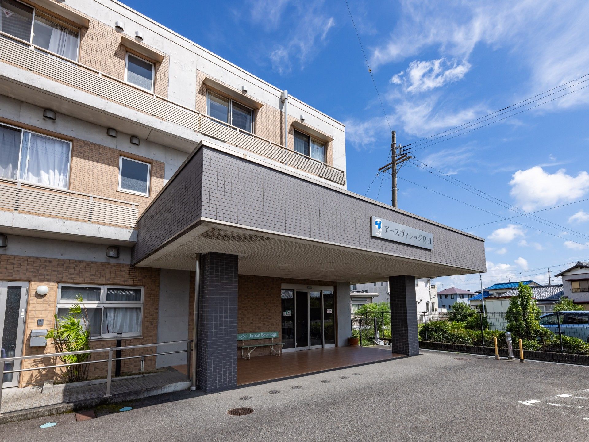 3階建ての建物入り口