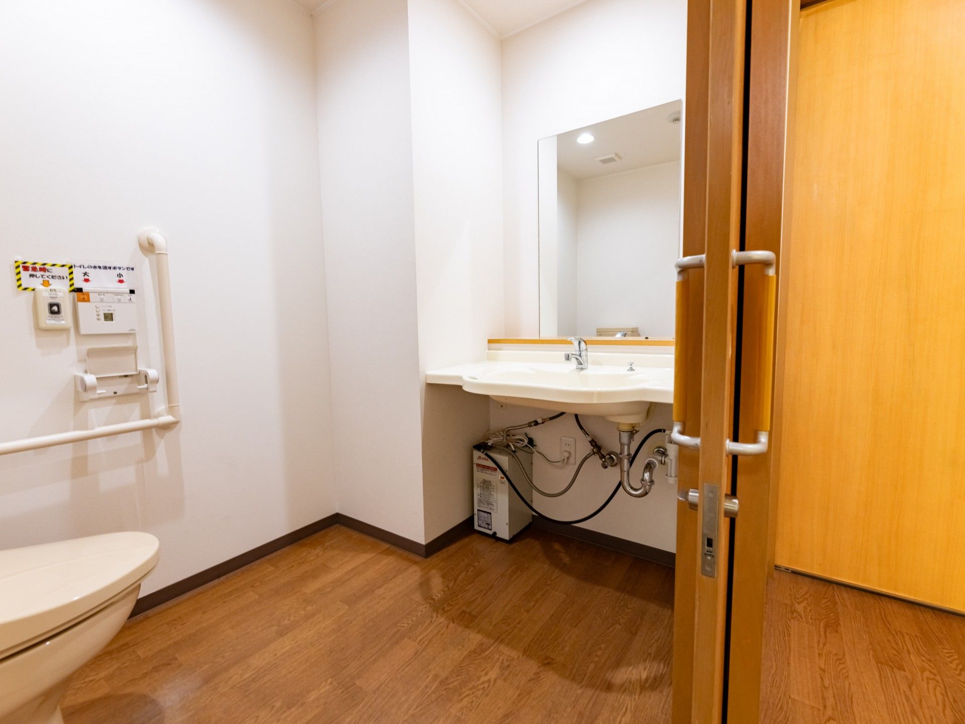 バリアフリー対応トイレと洗面