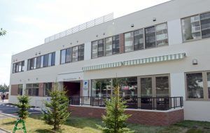 明るい外観の建物