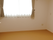 エアコンや窓が付いている小さ目の部屋。施設内の居室の写真