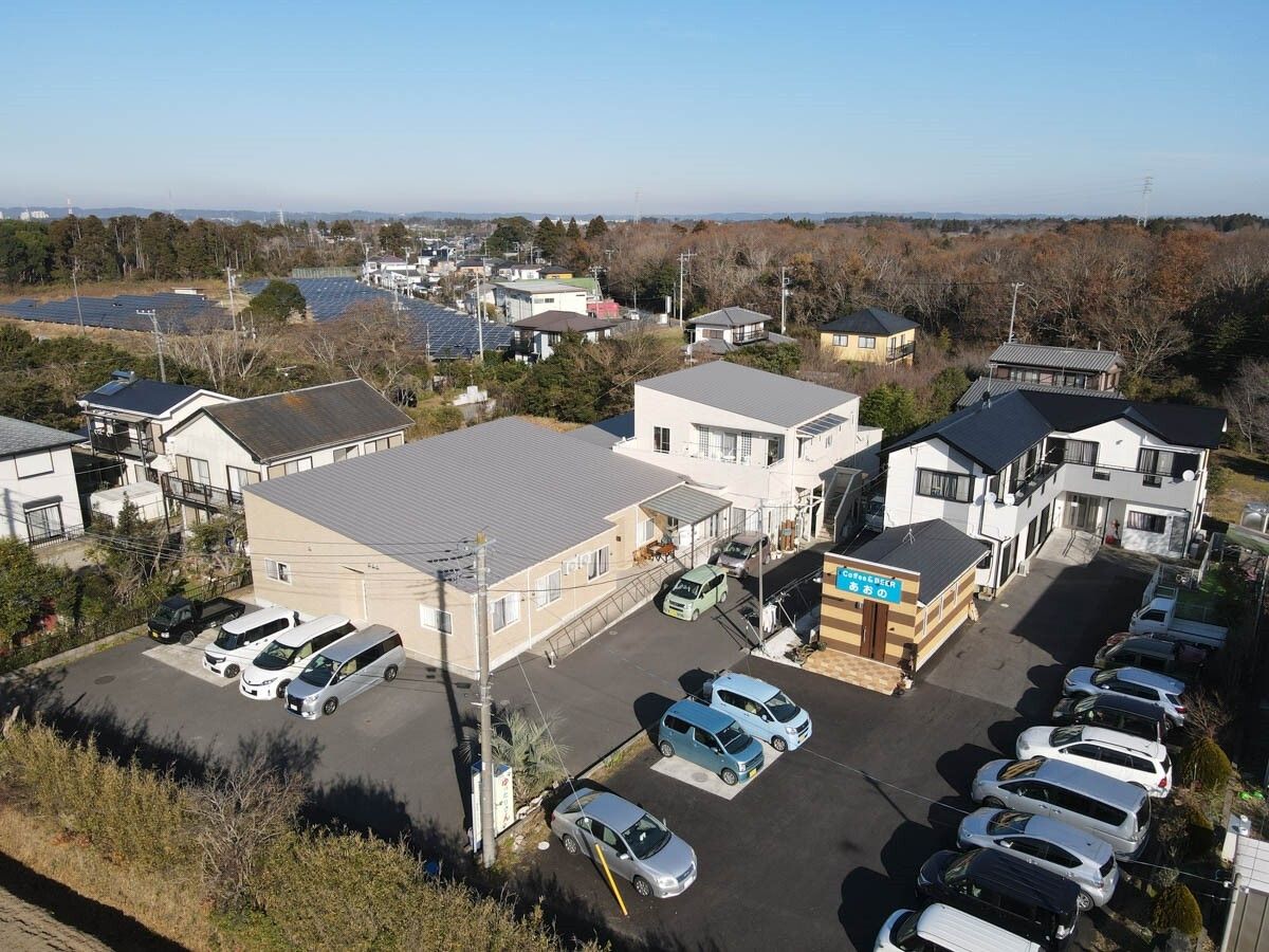 1階建て、2階建てのさまざまな建物が敷地内にあり、駐車場が完備された施設