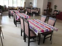 ４人掛けのテーブルが複数置かれた食堂は日当たりが良く大変明るい。カラフルなテーブルクロスが印象的。