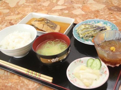 天ぷらや煮魚、ところてんに漬物などが並んだ豪華な内容。